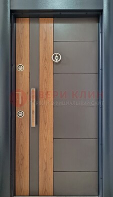 Коричневая входная дверь c МДФ панелью ЧД-01 в частный дом в Дедовске