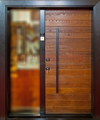 Коричневая входная дверь c МДФ панелью и стеклом ЧД-38 в частный дом в Дедовске