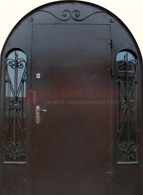Арочная дверь со стеклом и ковкой ДА-16 под старину в Дедовске