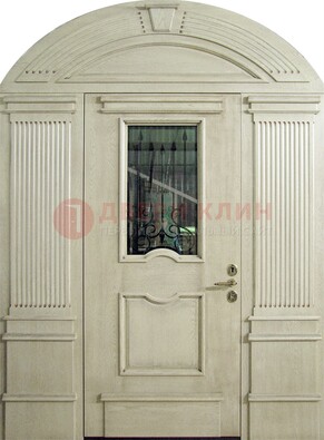 Белая входная дверь массив со стеклом и ковкой ДА-49 в Дедовске