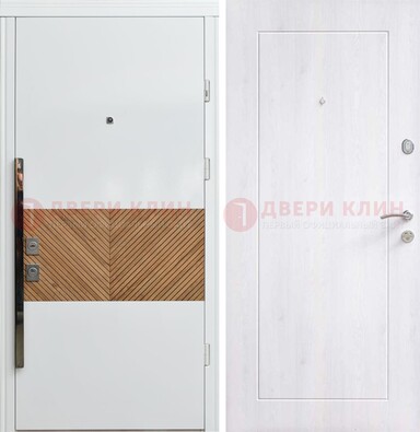 Белая железная дверь МДФ горизонтальной вставкой ДМ-265 в Дедовске