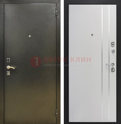 Железная темная дверь с порошковым покрытием и белая МДФ с молдингами  ДП-296 в Дедовске