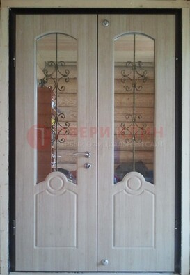 Парадная дверь со стеклянными вставками и ковкой ДПР-23 в деревянный дом в Дедовске