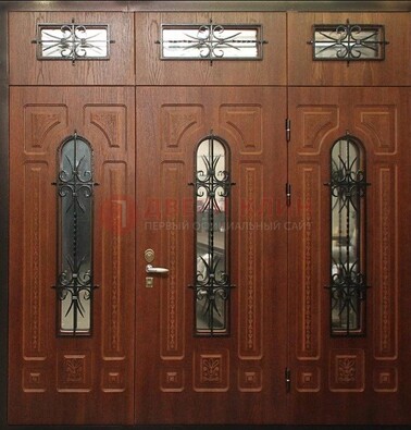 Парадная дверь с металлическими вставками и ковкой ДПР-72 в дом в Дедовске