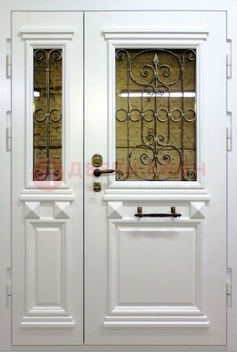 Белая парадная металлическая дверь со стеклом и ковкой ДПР-83 в Дедовске