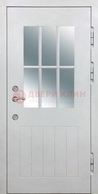 Белая уличная дверь со стеклом ДС-30 в Дедовске