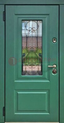 Зеленая металлическая дверь со стеклом и ковкой ДСК-113 в Дедовске