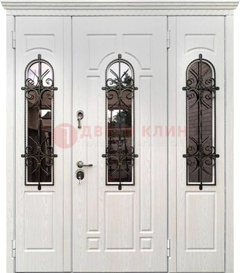 Белая распашная стальная дверь со стеклом и ковкой ДСК-125 в Дедовске