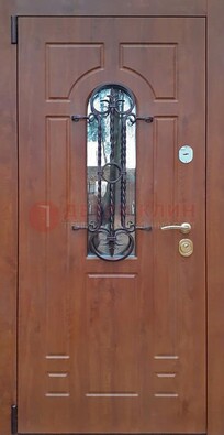 Темная железная дверь со стеклом и ковкой в коричневом цвете ДСК-154 в Дедовске