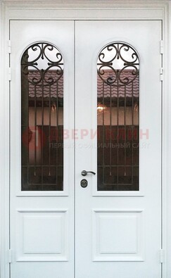 Белая стальная дверь стекло с ковкой и филенкой ДСК-201 в Дедовске