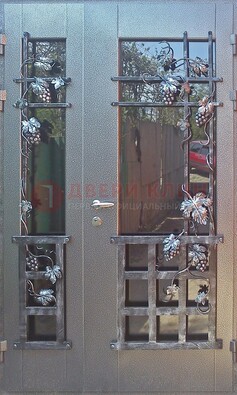 Распашная уличная дверь Порошок со стеклом и ковкой ДСК-221 в Дедовске