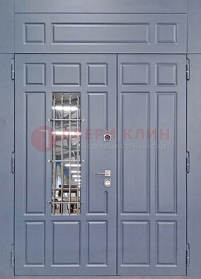 Серая двухстворчатая дверь Винорит со стеклом и ковкой ДСК-234 RAL 7024 в Дедовске