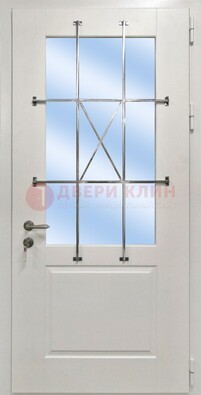 Белая простая железная дверь Винорит со стеклом и ковкой ДСК-257 в Дедовске