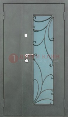 Двухстворчатая железная дверь со стеклом и ковкой ДСК-40 в Дедовске
