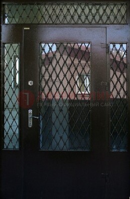 Коричневая тамбурная дверь со стеклянными вставками и ковкой ДТМ-32 в Дедовске