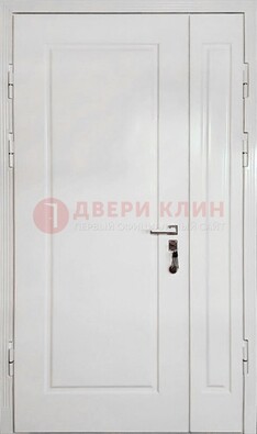 Полуторная металлическая дверь с МДФ в белом цвете ПЛ-24 в Дедовске