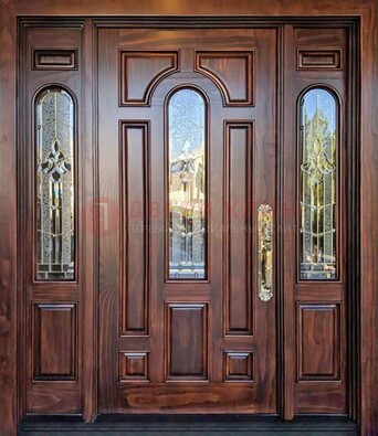 Железная классическая дверь с массивом дуба и витражом ВЖ-18 в Дедовске