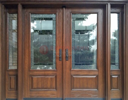 Распашная стальная дверь с массивом с витражом и фрамугами ВЖ-21 в Дедовске