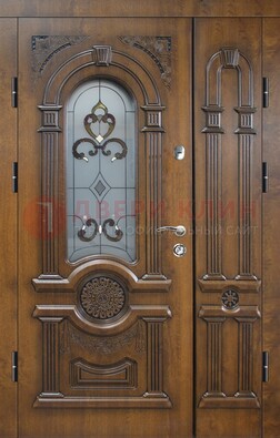 Коричневая двухстворчатая железная дверь с МДФ и витражом ВЖ-32 в Дедовске
