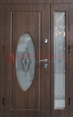 Коричневая двухстворчатая железная дверь с МДФ и витражом ВЖ-33 в Дедовске
